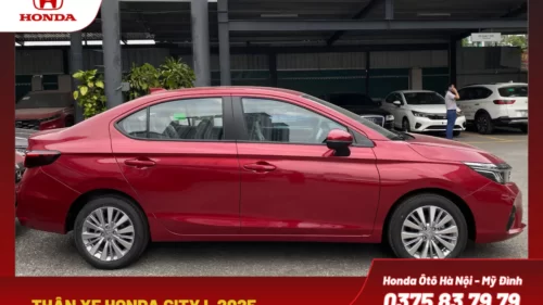 Thân xe được thiết kế với các đường gân dập nổi chạy dọc thân xe, kéo dài từ cụm đèn trước đến cụm đèn hậu, tạo cảm giác năng động và mạnh mẽ.