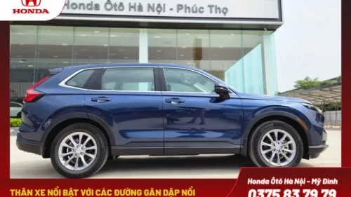 Thân xe nổi bật với các đường gân dập nổi mạnh mẽ và lip hông thể thao, tạo dáng vẻ khỏe khoắn, bề thế và hiện đại.