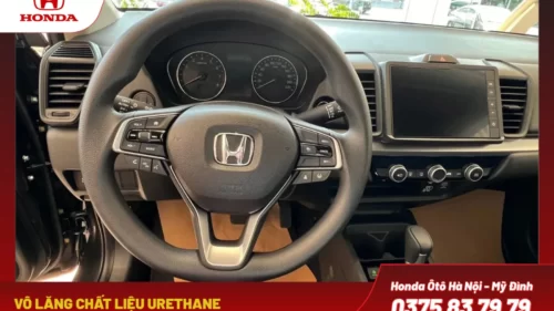 Vô lăng chất liệu urethane được thiết kế đơn giản, có khả năng điều chỉnh 4 hướng và tích hợp nút điều chỉnh âm thanh, mang lại sự tiện lợi cho người lái.