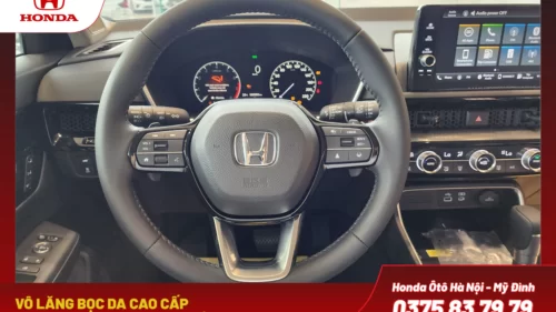 Vô lăng bọc da cao cấp, tích hợp các nút điều khiển âm thanh, ga tự động và hỗ trợ lái, mang đến sự tiện lợi và cảm giác cầm nắm thoải mái.