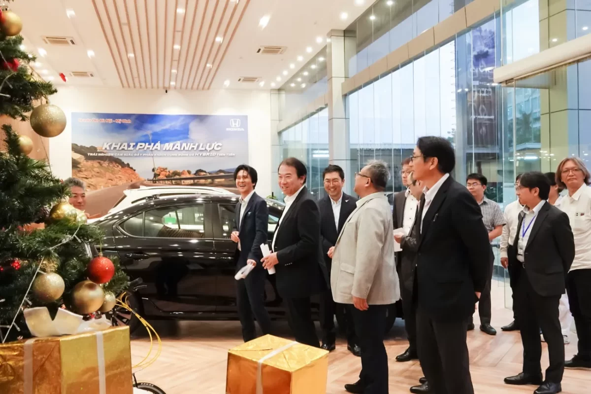 Đoàn chủ tịch Motor Nhật Bản và các ban lãnh đạo Oto Mỹ Đình trò chuyện vui vẻ