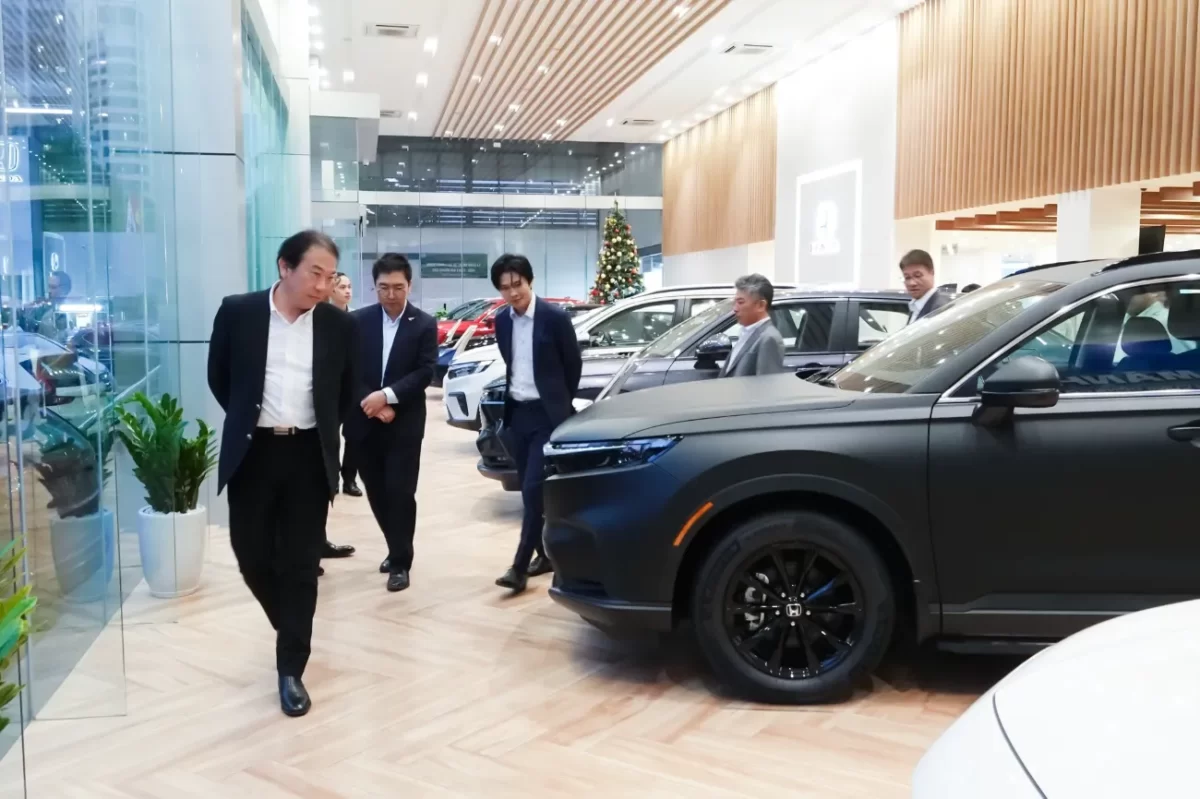 Đoàn Lãnh đạo cấp cao Honda Motor Nhật Bản tham quan khu vực trưng bày xe