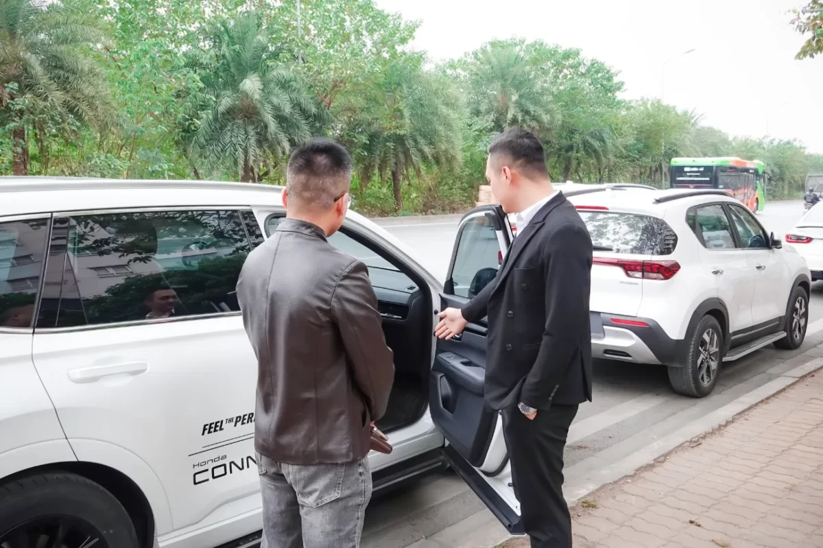Anh Tuấn khách hàng tới lái thử xe