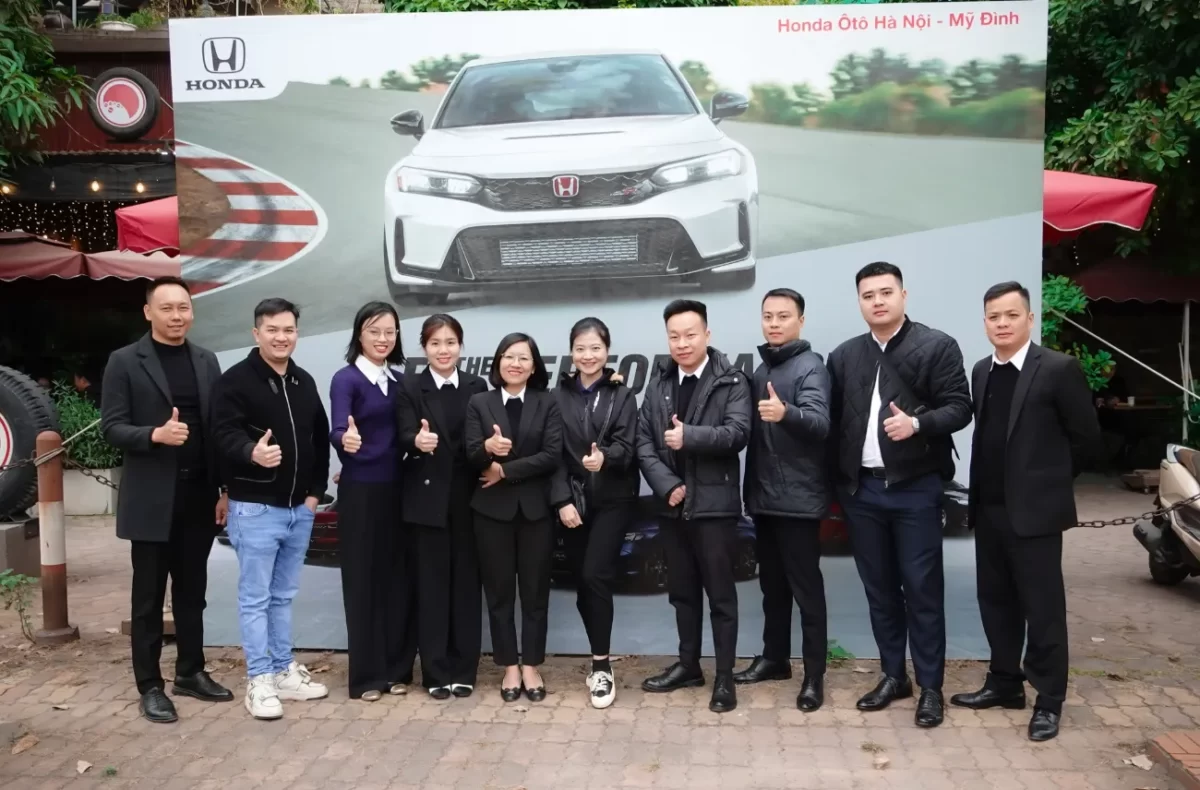 Đội ngũ nhân sự tại sự kiện lái xe "FEEL THE PERFORMANCE" tháng 12