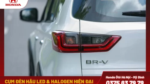Cụm đèn hậu kết hợp LED & halogen hiện đại, kéo ngang sang hai bên khá giống với Honda City.