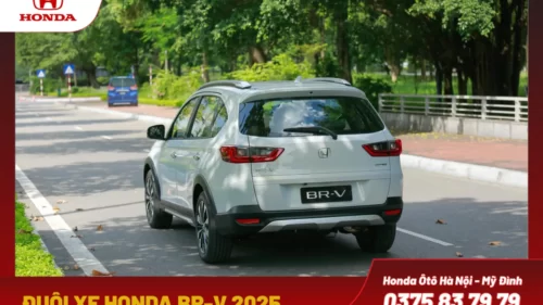 Đuôi xe thiết kế hiện đại, cá tính, cản sau ốp nhựa đen mang đến cảm giác chắc chắn, đồng thời bảo vệ xe khỏi những va chạm nhỏ.