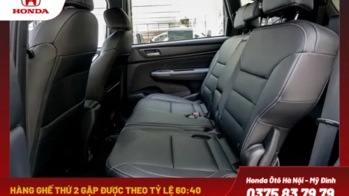 Hàng ghế thứ 2 gập được theo tỷ lệ 60:40, tích hợp bệ tỳ tay và tương đối thoải mái, rộng rãi có thể ngồi được 3 người lớn.