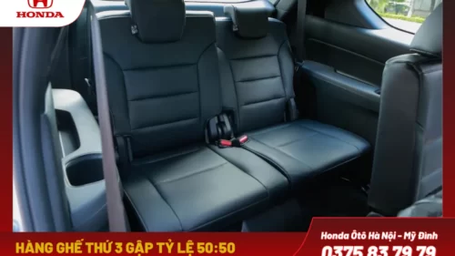 Hàng ghế thứ 3 phù hợp ngồi cho 2 người lớn cao khoảng dưới m7, và có thể gập 50:50 để mở rộng khoang hành lý.