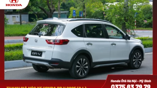 Thanh giá nóc xe được trang bị trên cả 2 phiên bản G và L.