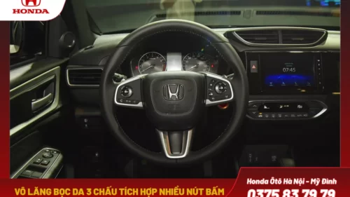 Vô lăng bọc da 3 chấu tích hợp nhiều nút bấm tiện lợi, giúp người lái vừa có thể tập trung lái xe vừa trải nghiệm tiện nghi mà không cần rời tay khỏi tay lái.