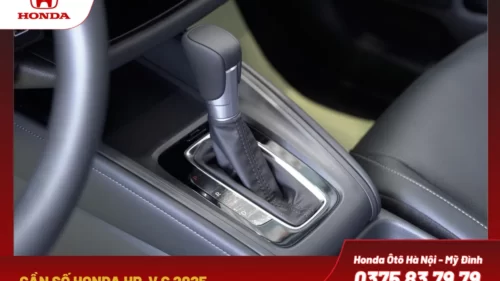 Cần số thiết kế cần số đơn giản, dễ thao tác. Bố trí gọn gàng tại khu vực điều khiển trung tâm.