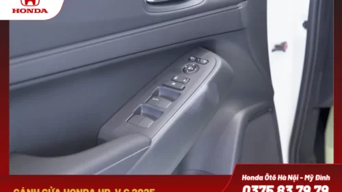 Cánh của ghế lái tích hợp nhiều nút bấm tiện lợi.