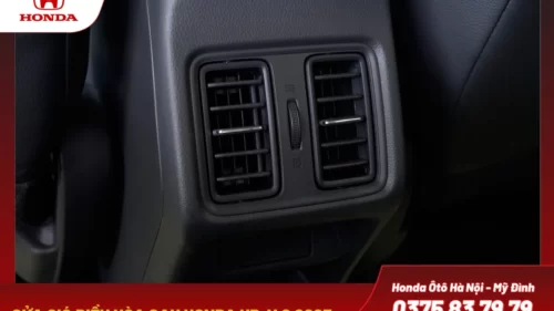 Cửa gió điều hòa sau lan tỏa gió mát tới tất cả khoang xe.