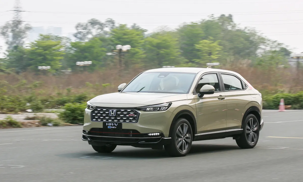 Thiết kế phần đầu xe Honda HR-V 2025 hiện đại và thể thao. Tạo ấn tượng mạnh mẽ ngay từ cái nhìn đầu tiên.