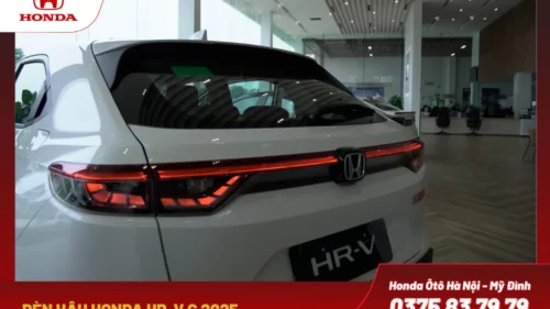 Cụm đèn hậu nối liền bởi dải LED kéo dài và logo HONDA ở giữa tạo điểm nhấn thương hiệu.