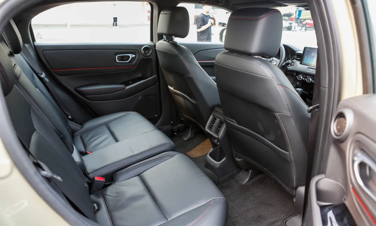 Hàng ghế sau rộng rãi, tích hợp tính năng Magic Seat gập linh hoạt độc đáo. Không gian thoải mái cho hành khách phía sau, có bệ tỳ tay (bản L, RS).