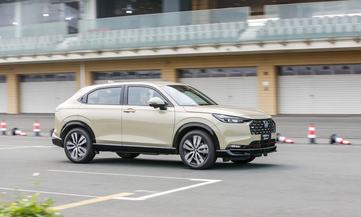 Thân xe HR-V 2025 với đường gân dập nổi khỏe khoắn. Thiết kế mang phong cách SUV lai Coupe thời thượng.