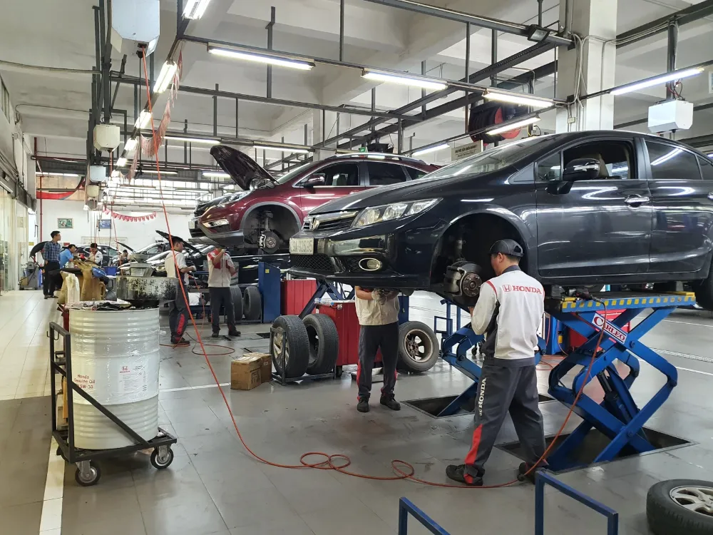 Kỹ thuật viên kiểm tra lốp Honda CR-V tại Honda Ôtô Hà Nội - Mỹ Đình